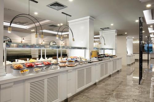 Una línea de buffet con muchos tipos diferentes de comida. en Blue Marlin Deluxe Spa & Resort - Ultra All Inclusive, en Konaklı