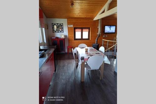 a kitchen and dining room with a table and chairs at Le Chalet du bonheur , individuel avec belle vue in Laveline