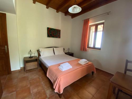 Katil atau katil-katil dalam bilik di Lefkada Villas by Omikron Selections