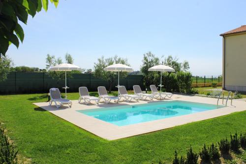 The swimming pool at or close to Verdemare