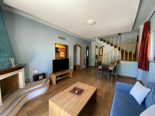 Ruang duduk di Anemones Villas by Omikron Selections