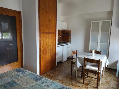 una pequeña cocina con mesa y sillas en una habitación en B&B Residenza Leonardo, en Falconara Marittima