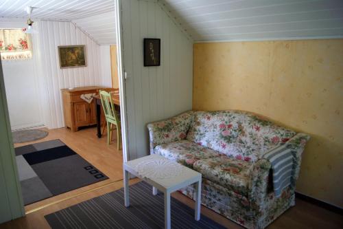 a living room with a couch and a table at Karlsäter - Stora stugan in Älvkarleby