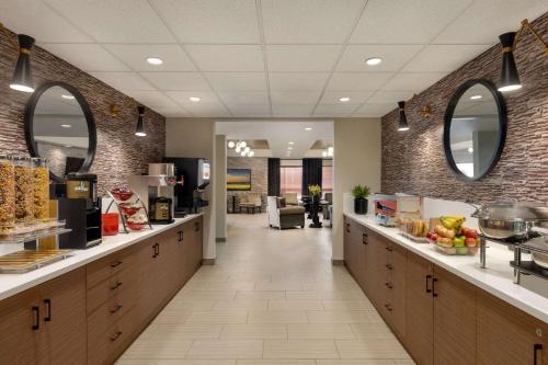 Microtel Inn & Suites by Wyndham Bonnyville في Bonnyville: ردهة مكتب بها كافتيريا