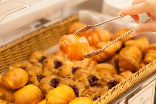 Uma pessoa está segurando uma maçã em uma colher. em Richmond Hotel Himeji em Himeji