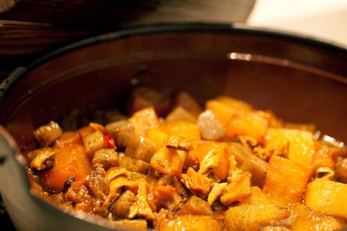 um pote cheio de alimentos com carne e vegetais em Richmond Hotel Himeji em Himeji