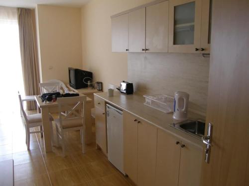 Η κουζίνα ή μικρή κουζίνα στο Magic Dreams Apart Complex Studio Sveti Vlas