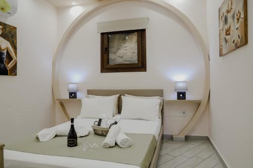 1 dormitorio con 1 cama con un arco encima en Endless Blue, en Palaión Tsiflíkion