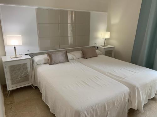 Postel nebo postele na pokoji v ubytování APARTAMENT MANSION BEACHFRONT - Apartments with sea views