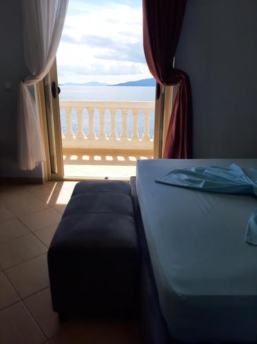 1 dormitorio con cama y vistas al océano en Rock Star-Pllakat en Sarandë
