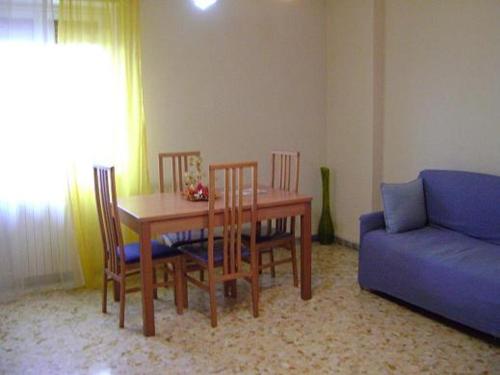 ベネヴェントにあるCasa Nazzaroのリビングルーム(テーブル、椅子、ソファ付)