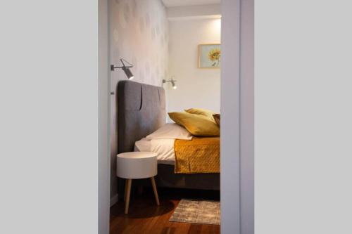 um pequeno quarto com uma cama e um banco em Villa Nava em Žrnovnica
