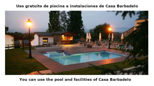 un poste con una foto de una piscina y mesas y sillas en Casa Das Airas, en Sarria