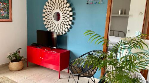 Simons Apartments minutes away from Balluta Bay and St Juliansにあるテレビまたはエンターテインメントセンター