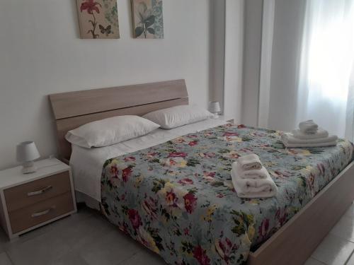 una camera da letto con un letto con un cuscino sopra di B&B FRANCESCA a Santa Maria di Castellabate