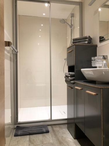 een badkamer met een glazen douche en een wastafel bij Margreitterhof in Ausserbraz