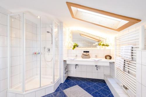 Phòng tắm tại "Ferienwohnung Anna" - Annehmlichkeiten von 4-Sterne Familien-und Wellnesshotel Viktoria können mitgenutzt werden