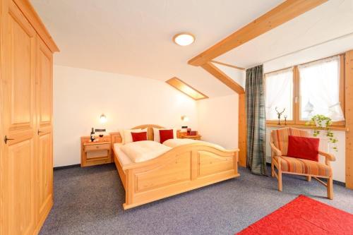 Giường trong phòng chung tại "Ferienwohnung Anna" - Annehmlichkeiten von 4-Sterne Familien-und Wellnesshotel Viktoria können mitgenutzt werden