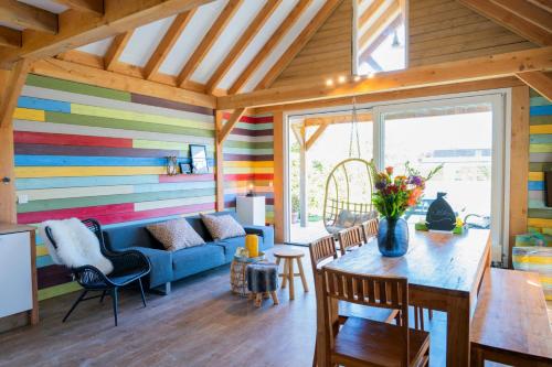 ein Wohnzimmer mit einer farbenfrohen Wand in der Unterkunft Sunny Medemblik in Medemblik