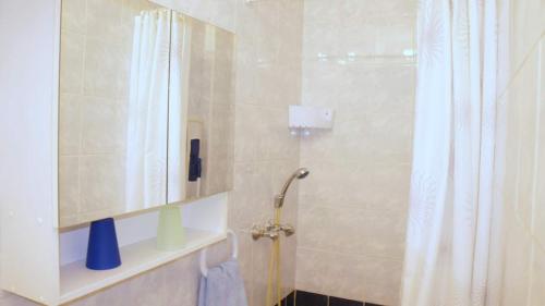 Баня в Iva new room with private bathroom