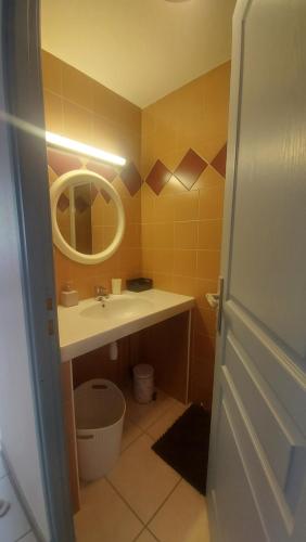 a bathroom with a sink and a mirror at Appartement ESTAUBE Résidence les 3 cirques in Gèdre