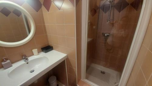a bathroom with a sink and a shower at Appartement ESTAUBE Résidence les 3 cirques in Gèdre