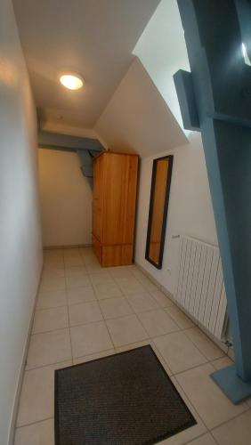 an empty room with a hallway with a ceiling at Appartement ESTAUBE Résidence les 3 cirques in Gèdre