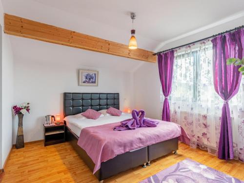 Ένα ή περισσότερα κρεβάτια σε δωμάτιο στο Casuta cu Trandafiri