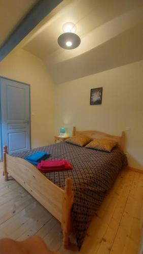 a bedroom with a large bed in a room at Appartement ESTAUBE Résidence les 3 cirques in Gèdre