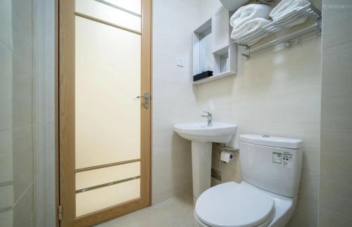 a bathroom with a toilet and a sink at Guangzhou Victory Apartment in Guangzhou