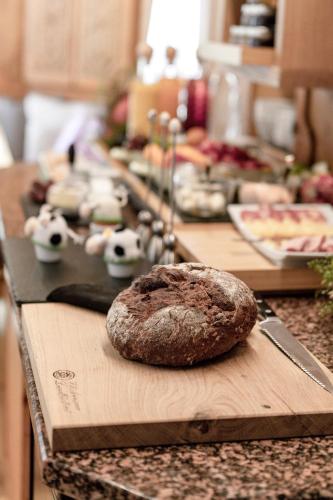a chocolate cookie on a cutting board on a kitchen counter at GIRLINGGUT Schlafen Starten Salzburg in Elixhausen