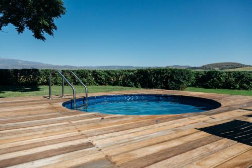 uma piscina num deque de madeira em The Goodland Cottages em Champagne Valley