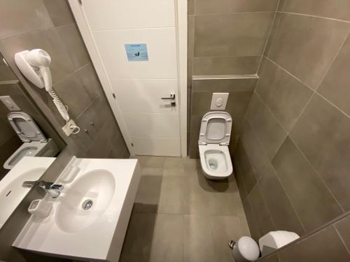 Ένα μπάνιο στο Drimades Blue Rooms