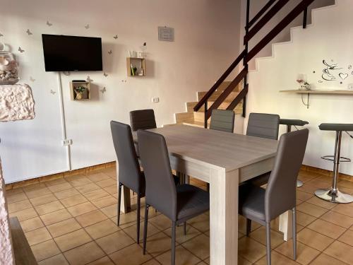 una sala da pranzo con tavolo e sedie di Caravaggio Apartment a Porto Cesareo