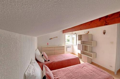 Ένα ή περισσότερα κρεβάτια σε δωμάτιο στο Réf LS54 : Maison 4 pers Mas des Manadiers K1