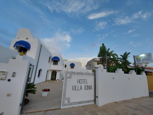 um edifício branco com uma placa que lê o dva da villa do hotel em Hotel Villa Ionia em Avola