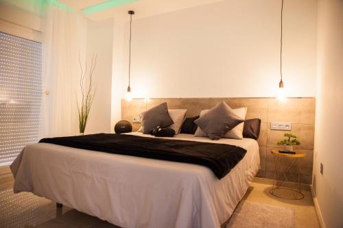 Tempat tidur dalam kamar di Spacious 200 sq.m. penthouse with sea view terraces