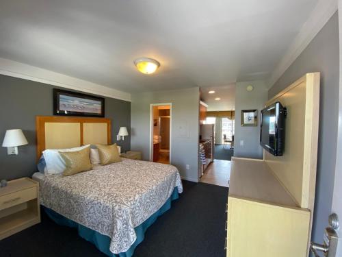 a bedroom with a bed and a flat screen tv at Apartment in Royal Atlantic Beach Resort in Montauk