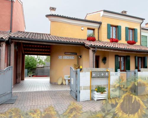 a house with a gate in front of it at Ca' Gialla in Montagnana