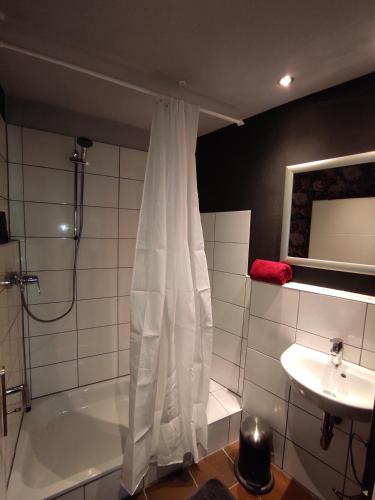 a bathroom with a bath tub and a sink at Monteurwohnung Rhede No 1 im Erdgeschoss in Rhede