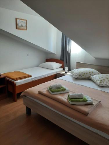 Postel nebo postele na pokoji v ubytování Old Town Cres Apartments