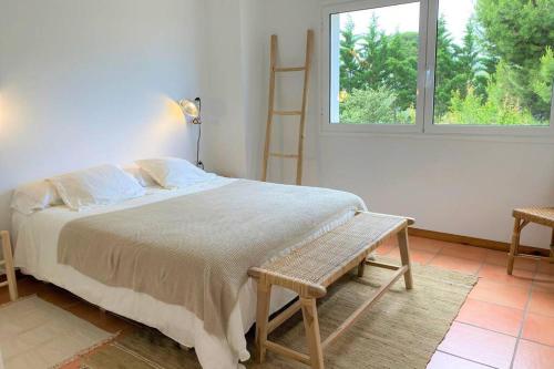 Uma cama ou camas num quarto em LLEBEIG -Casa mediterránea con gran jardín