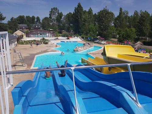 Bazén v ubytování MOBILHOME 3 CH CAMPING 4* nebo v jeho okolí