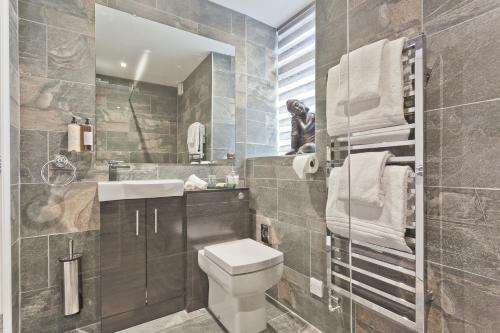 A bathroom at The Mews Boutique Deluxe Apartments, Sleep 2-6 people , Central Location, Free Parking