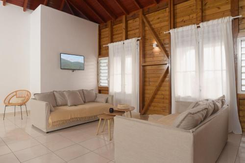 ein Wohnzimmer mit einem Sofa und einem Tisch in der Unterkunft Ô'Bèl Ter in Pointe-Noire