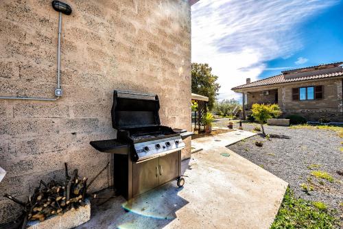 Ein für Gäste verfügbarer Grill im Ferienhaus