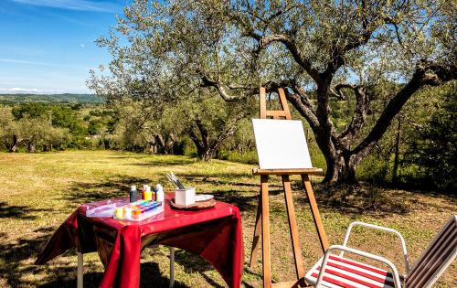a table with an easel and a painting on it at Poggio della Stella in Blera