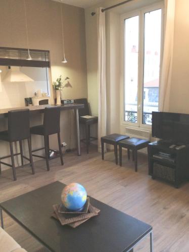 - un salon avec une table et un globe dans l'établissement Lecerf apartment, à Cannes