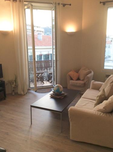 un salon avec un canapé et une table dans l'établissement Lecerf apartment, à Cannes