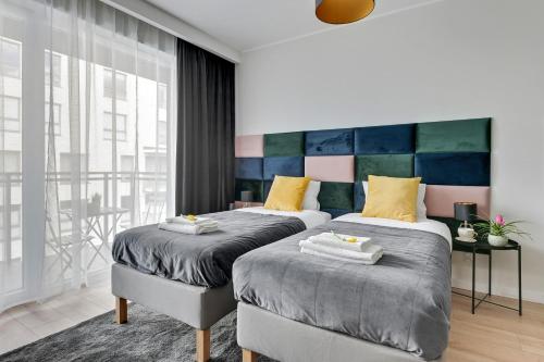 Un pat sau paturi într-o cameră la Apartament Wałowa Shipyard Gdańsk